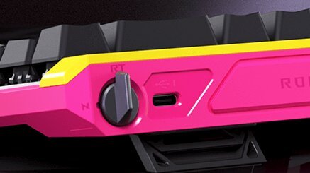 Vue rapprochée du clavier ASUS ROG Falchion Ace HFX ZywOo Edition, avec rapid trigger, port USB-C et design coloré personnalisé."