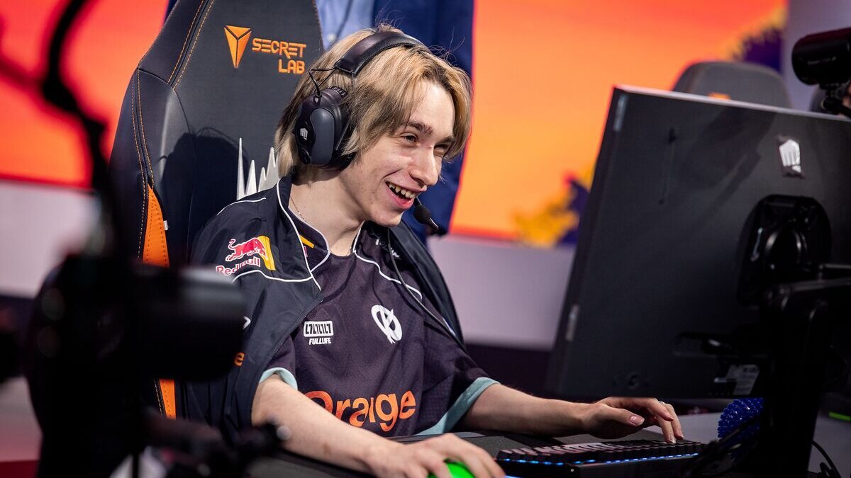 Costin « Hazel » Pestrițu, joueur et ADC de l'équipe Karmine Corp Blue en LEC Versus sur le jeu League of Legends de Riot Games.
