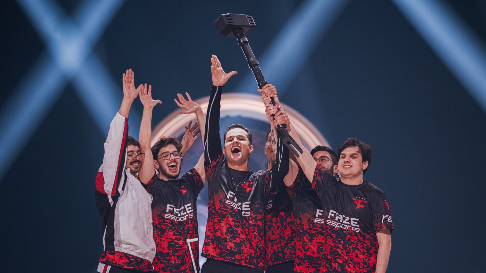 FaZe Clan, vainqueurs du Six Invitational 2026 de Rainbow Six Siege. Équipe composée de Cyber, soulz1, VITAKING, Handyy et KDS.