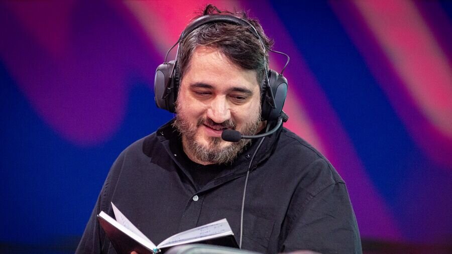 Vasilis « TheRock » Voltis, coach chez NAVI, équipe évoluant en LEC Versus 2026 sur le jeu League of Legends de Riot Games.