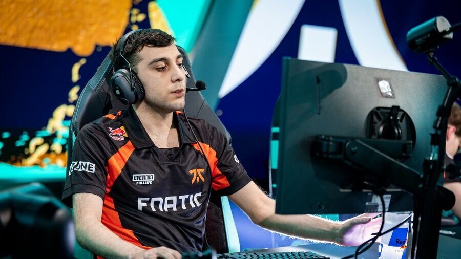 Vladimiros « Vladi » Kourtidis, joueur et midlaner de l'équipe Fnatic en LEC Versus sur le jeu League of Legends de Riot Games.