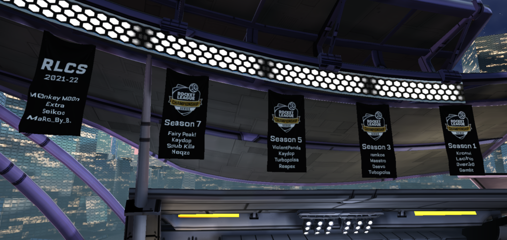 Bannières des champions du monde sur la map Rocket League "Champions Field". Image trouvée sur Reddit : r/RocketLeagueEsports (@Mattymoomoo03)
