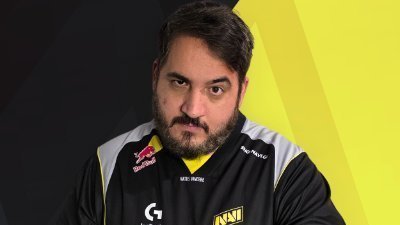 Vasilis « TheRock7 » Voltis, coach de l'équipe NAVI en LEC durant de le spring split de League Of Legends.