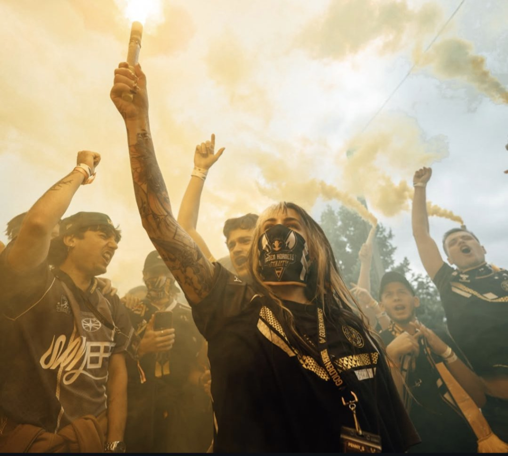 PennyS, actuelle présidente des Golden Hornets, association de supporters de la Team Vitality.