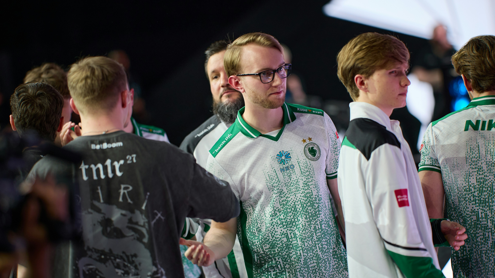 Poignée de main entre Team Falcons et Team Spirit avec Niko, Tn1r, Monesy durant les IEM Rio 2026.