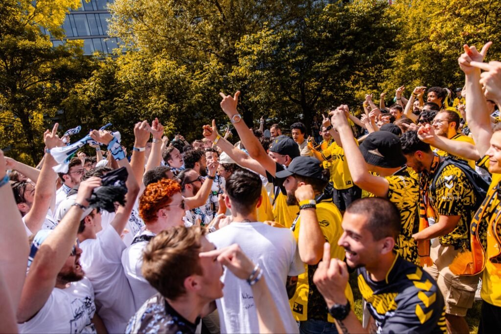 Le Blue Wall et les Golden Hornets qui se chambrent gentiment avant leur demi-finale. Crédits : @nathann_robin (KC Saatz)