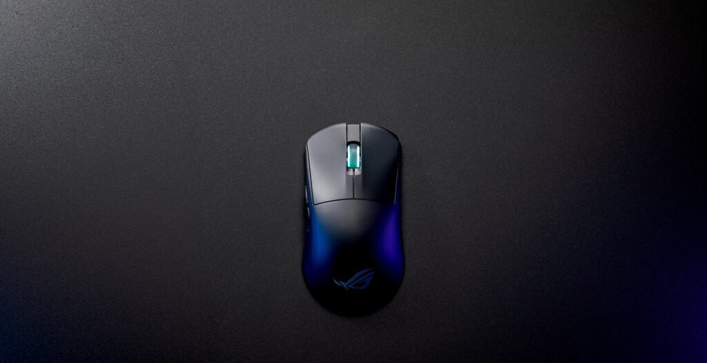 Souris gaming ROG Harpe Ace Mini noire, design léger et ambidextre pensé pour la performance FPS.