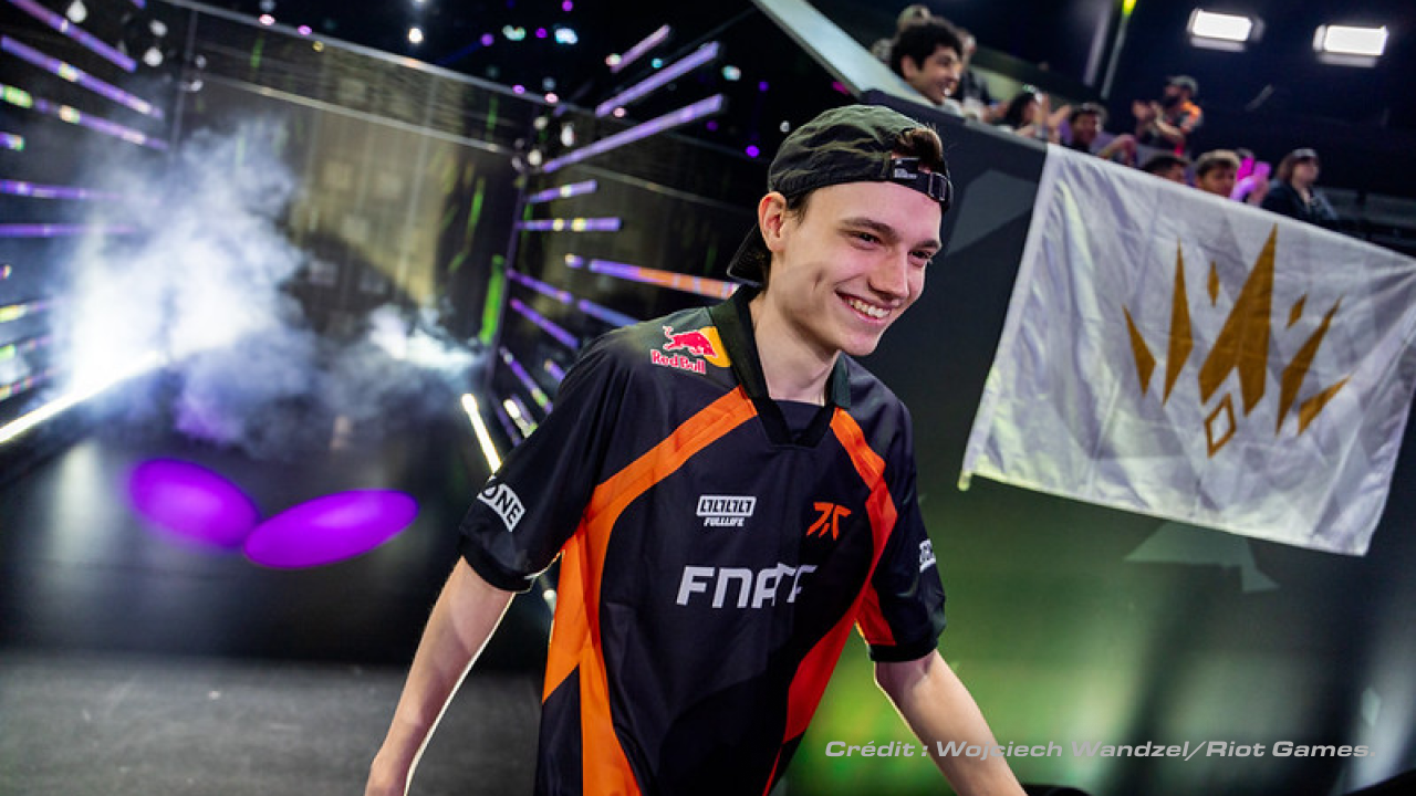 CyvOph, joueur Valorant, entre sur la scène VCT en portant le maillot Fnatic.