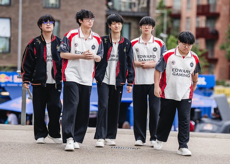 EDward Gaming avant leur match face à Leviatàn, durant les Masters de Londres 2026. Crédit : Colin Young Wolff/Riot Games.