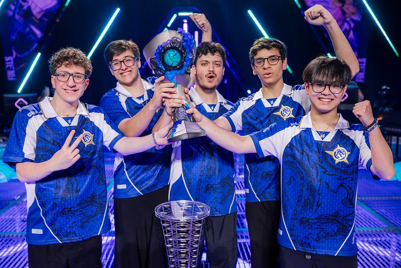 LEVIATAN soulève le trophée des Masters de Londres 2026. Crédit photo : Colin Young Wolff