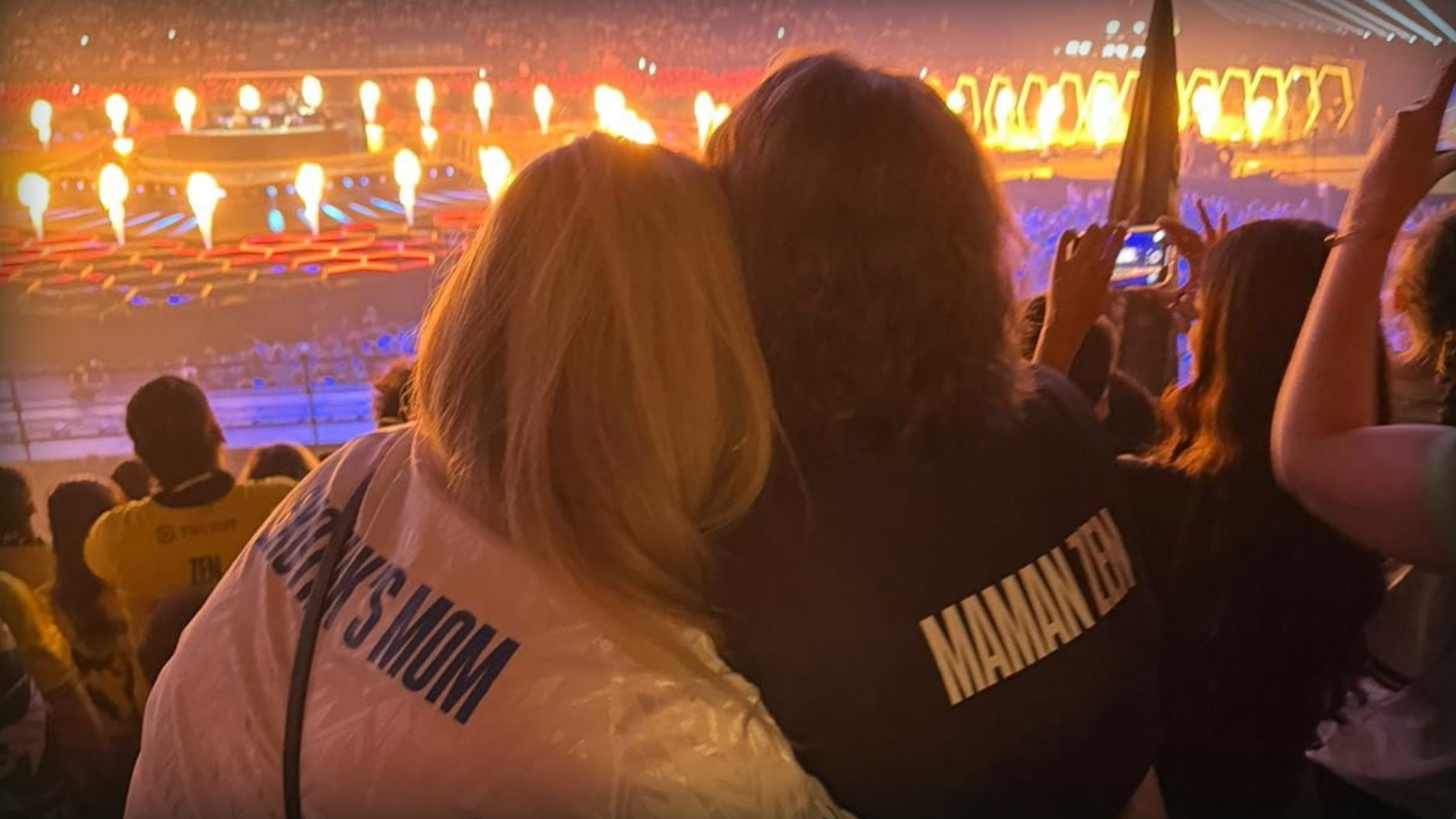 Elena (à gauche) et Cécile (à droite), supportaient la Team Vitality depuis le parcage des Golden Hornets au Major RLCS de Paris. Crédit : Cécile Chartier