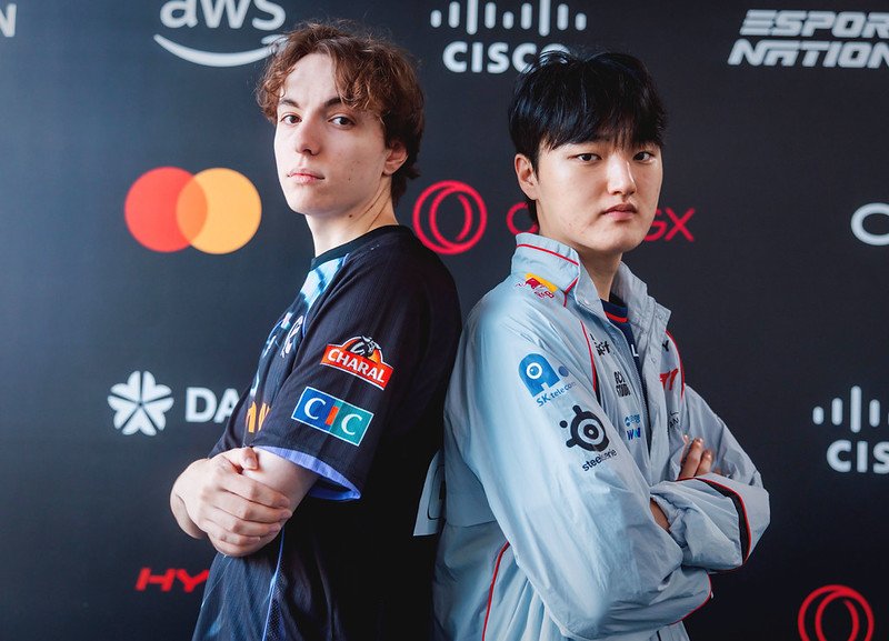 Caliste (Karmine Corp) et Peyz (T1) avant leur affrontement durant le play-in du MSI 2026. Crédit photo : Colin Young-Wolff/Riot Games
