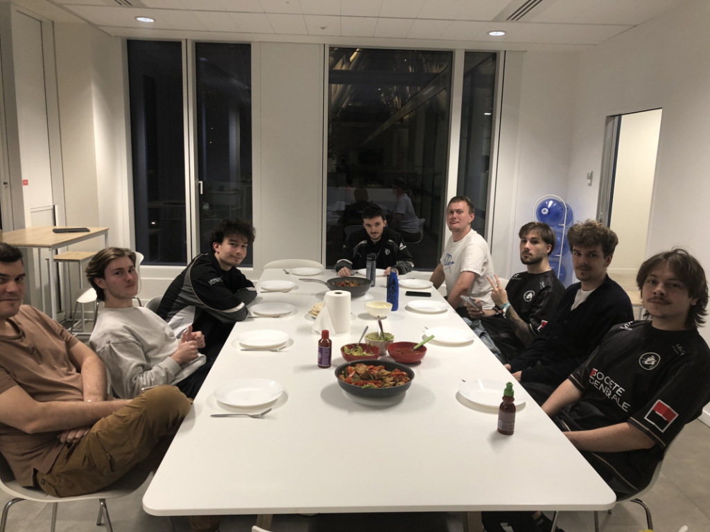 L'équipe League of Legends de Galions lors d'un repas, moment de cohésion voulu par Squalito.