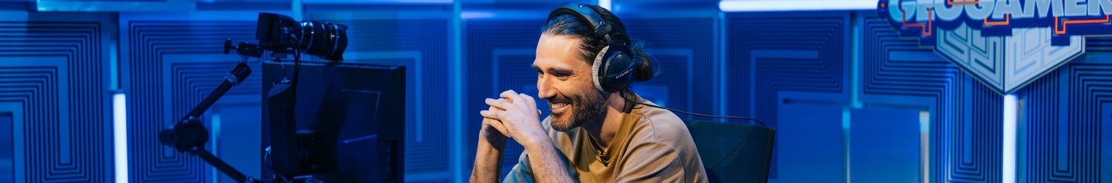 Jean Baptise Show jouant au Red Bull Geo Gamers,  le challenge ultime de culture jeu vidéo.