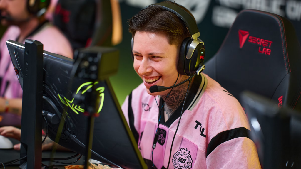 Martinez, joueur espagnol de Counter-Strike 2 de Gentle Mates, sourit derrière son écran lors d'un match de la PGL Astana 2026