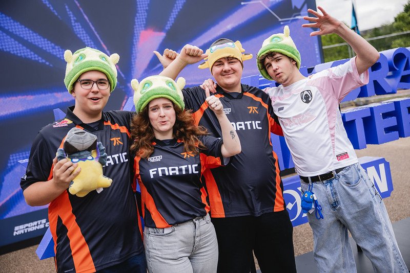 Des spectateurs à l'arène des Masters de Londres 2026, sous maillot FNATIC et Team Heretics. Crédit photo : Colin Young-Wolff
