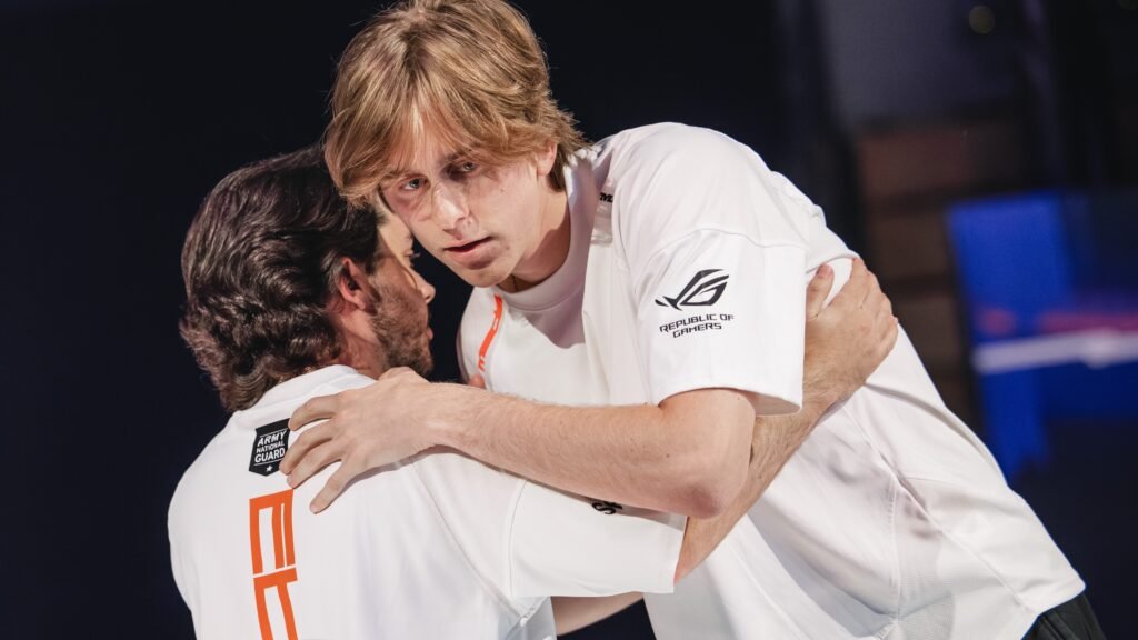 Ethan et Mada, joueurs chez NRG se fotn une accolade sur scène lors des Masters VALORANT 2026
