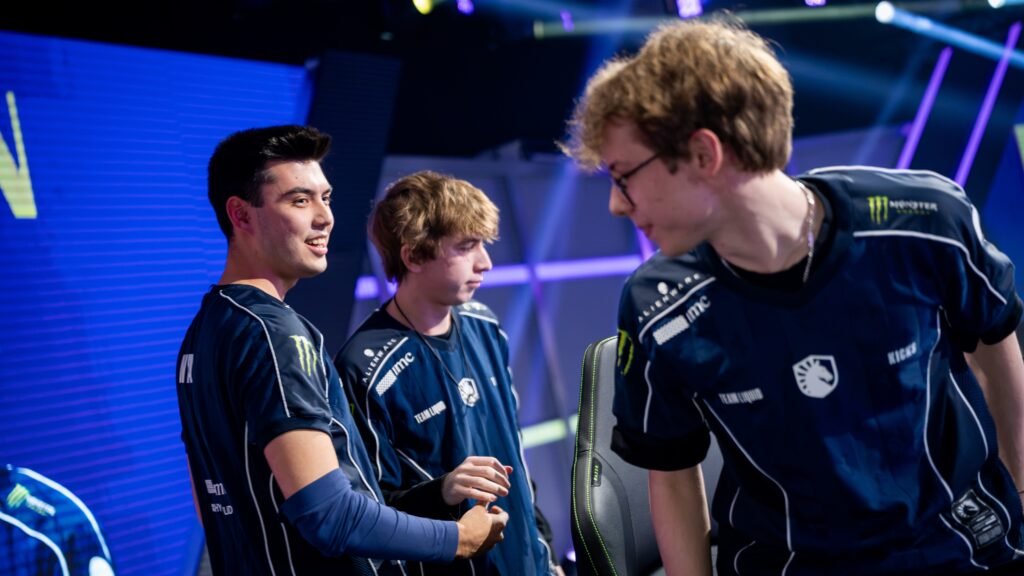 Nats, Trexx et Kicks se lèvent, quittent leurs postes sur scène au VCT EMEA Stage 2 après la victoire face à Fnatic.