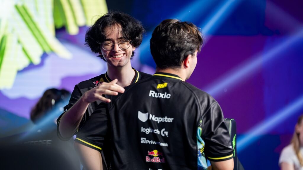 les joueurs de NAVI hiro et Ruxic se retrouvent sur scène après une défaite au VCT EMEA Stage 2. 