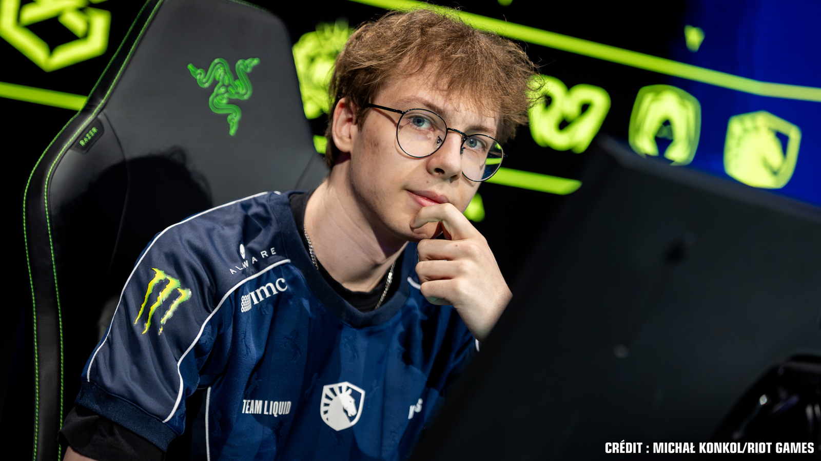 Kicks, joueur chez Team Liquid devant son ordinateur, sur scène face à Fnatic au VCT EMEA Stage 2. Crédit : Michał Konkol/Riot Games.