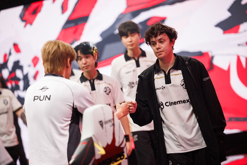 Isles, support de l'équipe LYON saluant Pun de l'équipe Secret Whales durant le Mid Season Invitational 2026. Crédit photo : Colin Young-Wolff/Riot Games.
