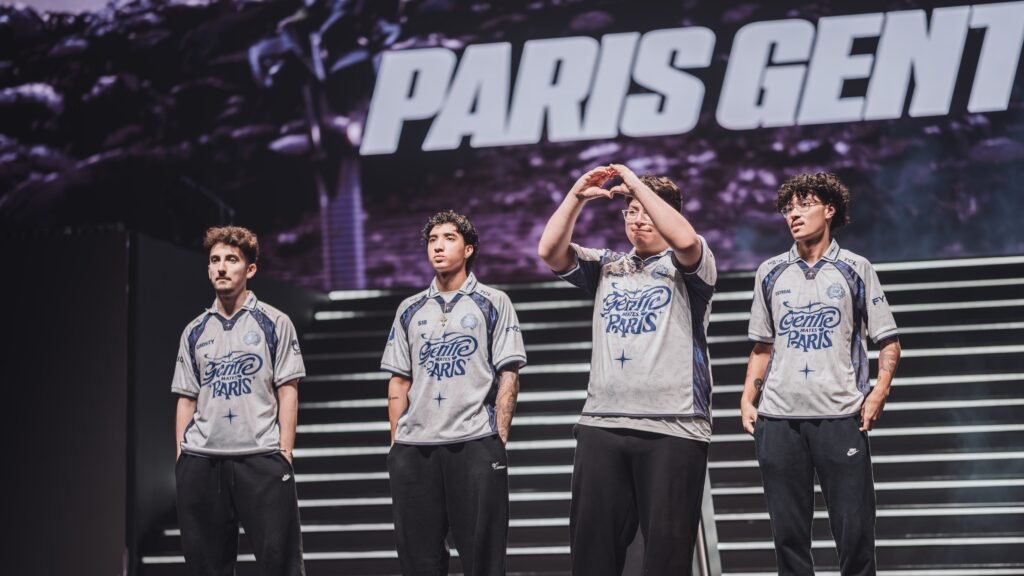 Le roster Paris Gentle Mates composé de Ghosty, Sib, JoeDeceives et Estreal sur scène à Paris la Plénitude Arena, lors du championship sunday au Major 4 de Call of Duty