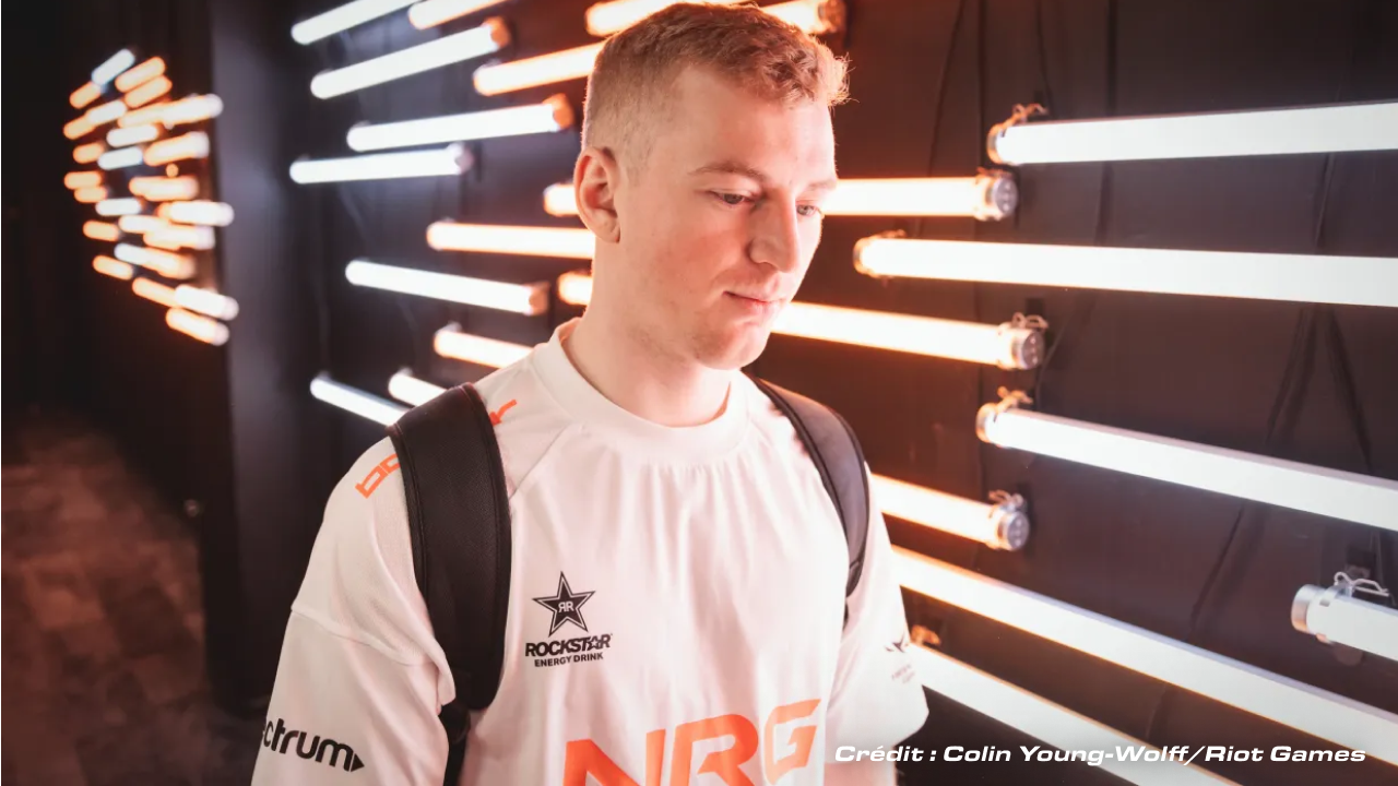 Le coach bonkar de NRG traverse un couloir éclairé par des tubes LED au VCT Americas 2026 Kickoff, à la Riot Games Arena de Los Angeles.