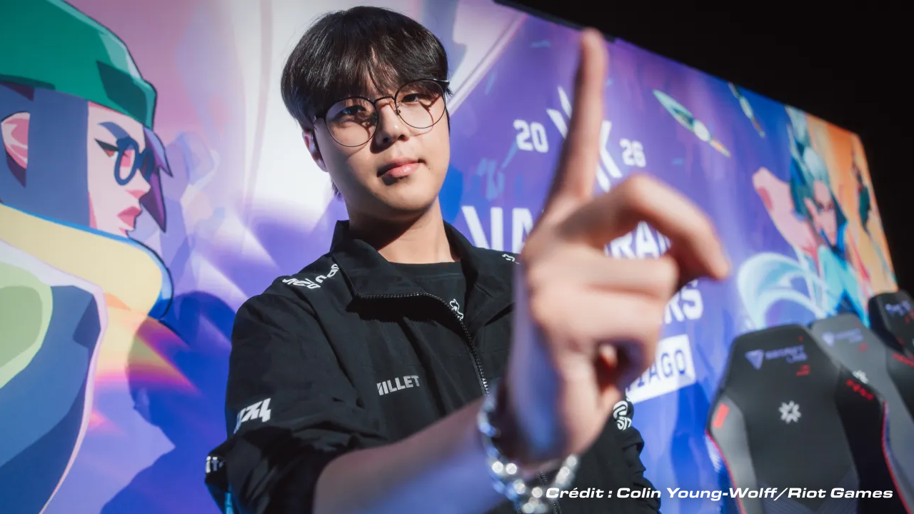 Dambi, joueur de Nongshim RedForce, pose devant la scène MVP du Valorant Masters Santiago 2026 en faisant un geste de la main.