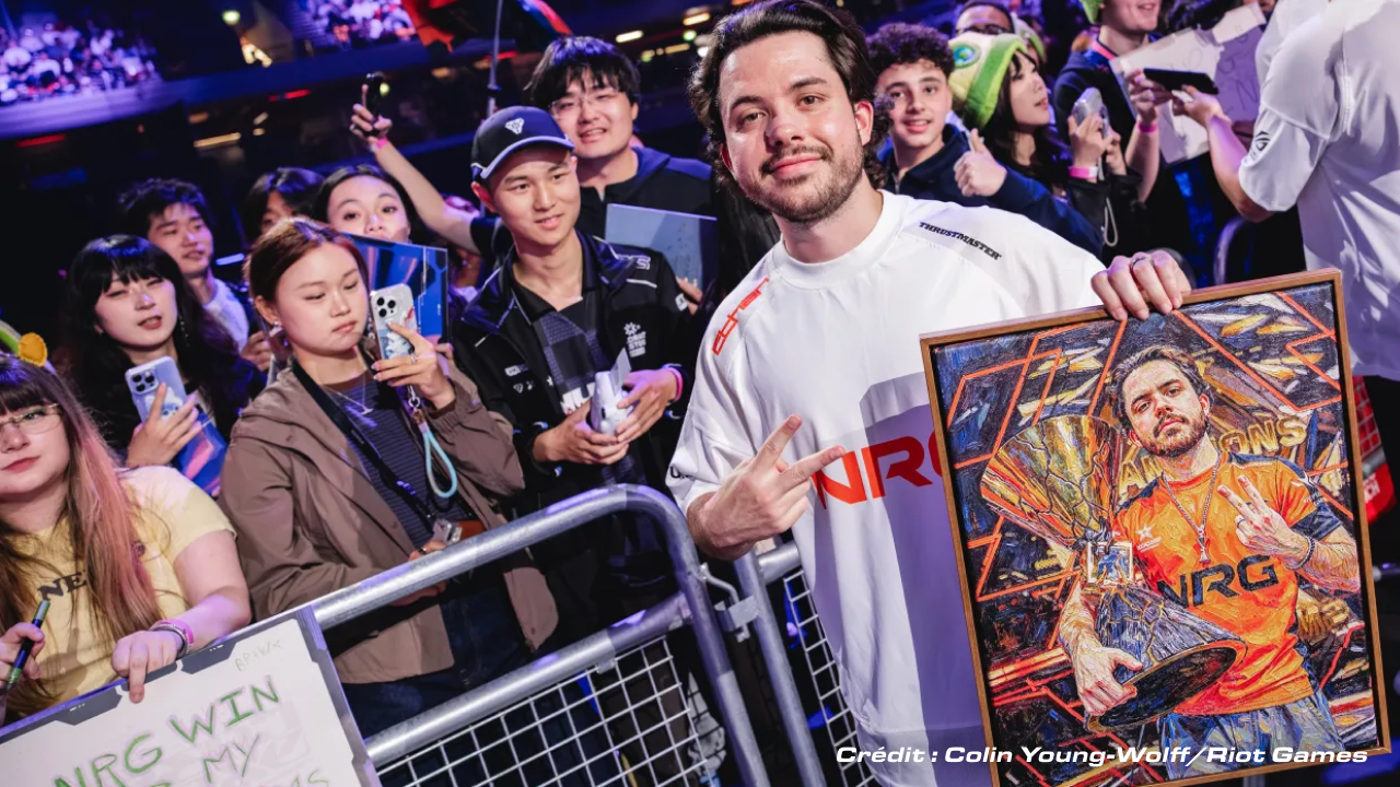 Ethan, joueur de NRG, pose avec un portrait réalisé par un fan devant le public après un match des VALORANT Masters London 2026.