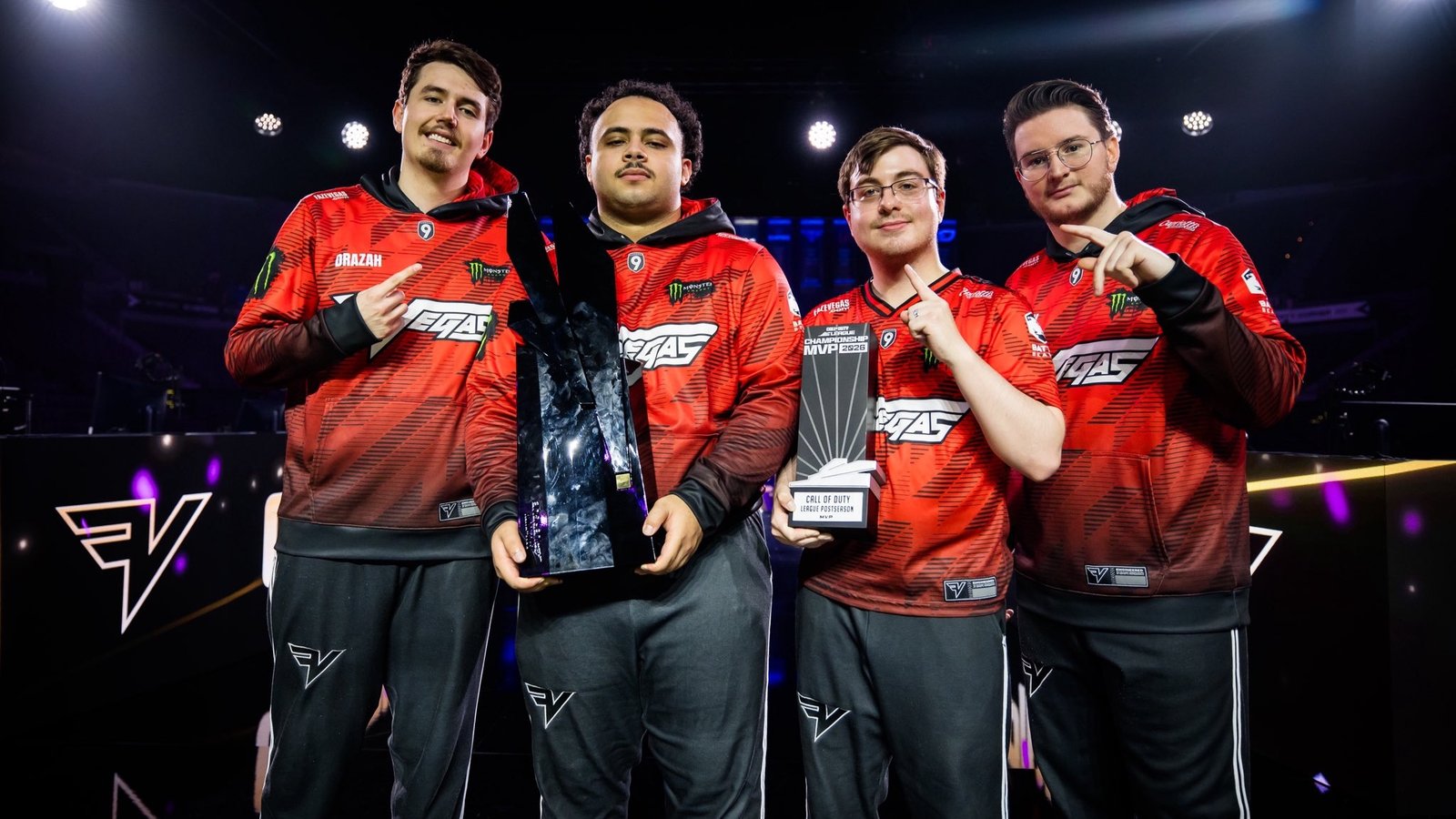Les joueurs de FaZe Vegas, champions du monde de la CDL sur scène à Las Vegas, à domicile, portant leurs trophées