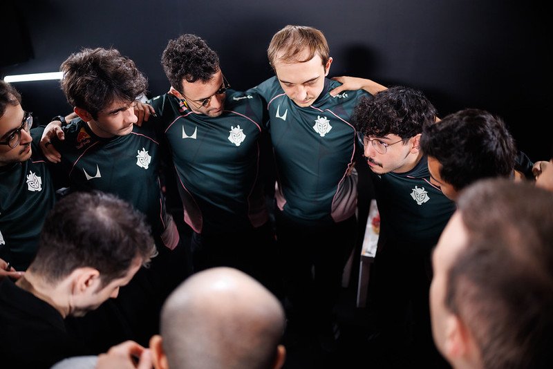 Équipe de G2 Esports composée de BrokenBlade (toplaner), SkewMond (jungler), Caps (midlaner), Hans Sama (ADC) et Labrov (support) durant le Mid Season Invitational 2026. Crédit photo : Colin Young-Wolff/Riot Games.