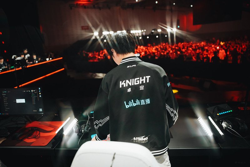 Knight, midlaner de l'équipe Bilibili Gaming avant le match face à Hanwha Life Esports durant les Mid-Season Invitational 2026. Crédit photo : Colin Young-Wolff/Riot Games.