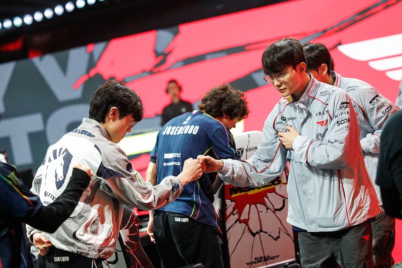 Salutations après la victoire de T1 face à Team Liquid durant les MSI 2026. Crédit photo : Photo by Liu Yicun/Riot Games.