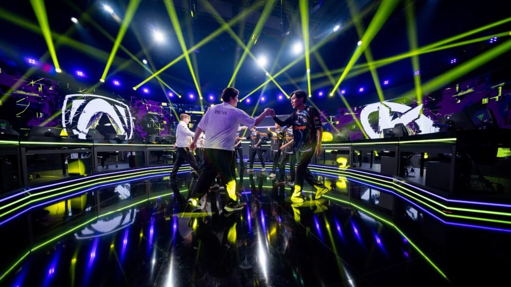 Avant le match opposant Team Heretics à Karmine Corp, les joueurs des deux équipes se saluent sur scène au VCT EMEA Stage 2.