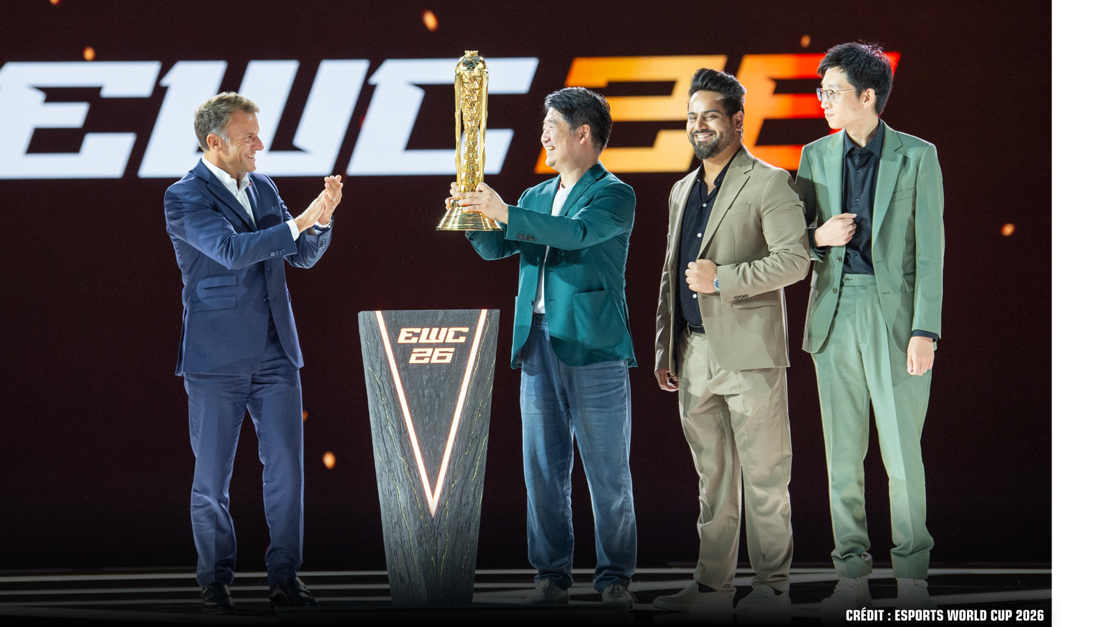 Le PrésidentEmmanuelMacron etle PDG de l'Esports Foundation, RalfReichert, remettentle trophée duClub Championship auvainqueurde l'Esports World Cup 2026, représenté parKedeng Le, présidentd'AG.AL etPDG d'AG Esports Group / AG Global; AbubakerSheikhm, vice-présidentd'AG Global(Business) ; et Xin Chang, vice-présidentd'AG Globalet assistant spécialduprésident, lors de la cérémonie de clôture de l'Esports WorldCup 2026 tenue auGrand Palais à Paris. Crédit : EWC 2026