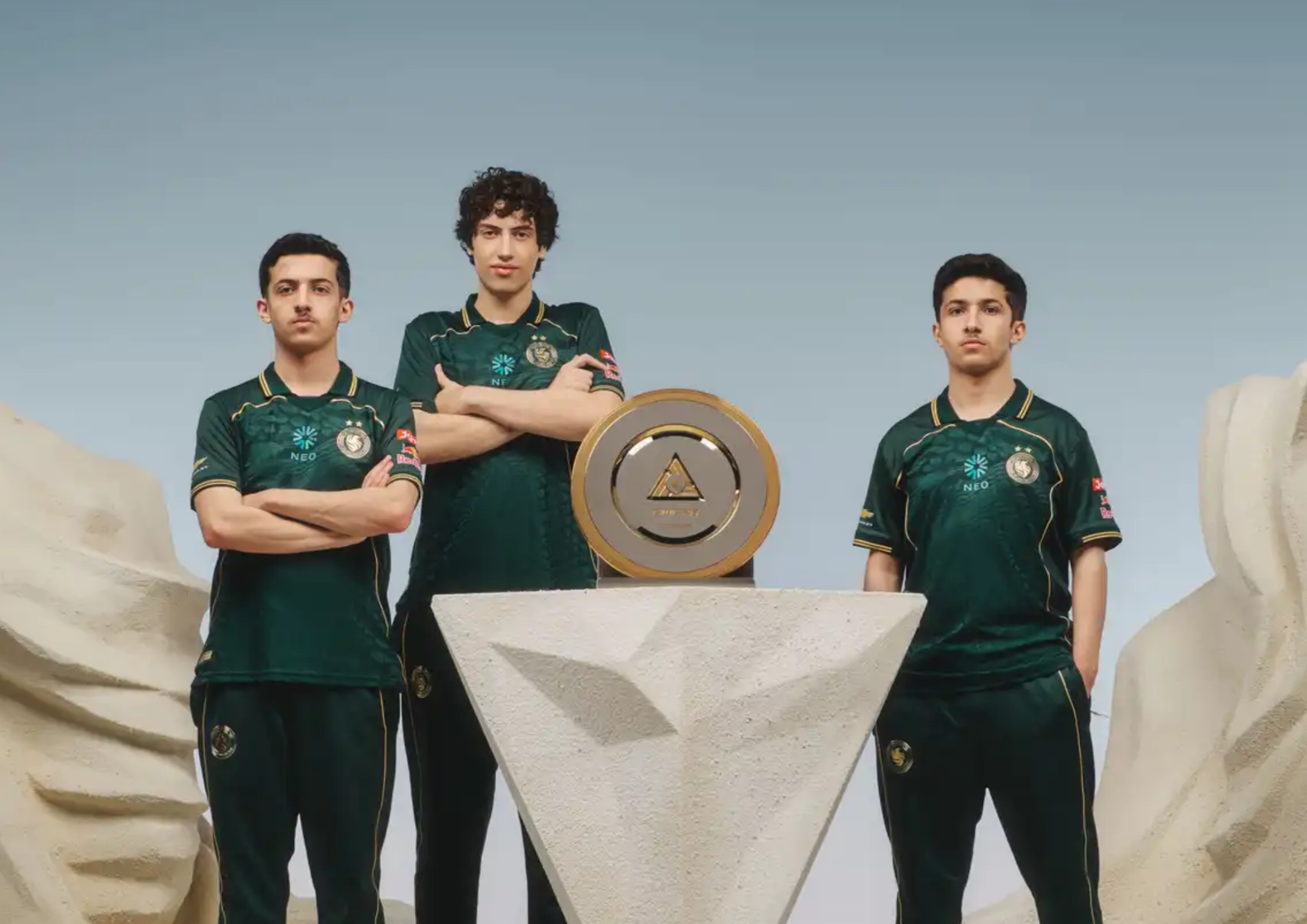 Falcons, équipe saoudienne composée de dralii, RW9 et Kiileerrz, vainqueurs du tournoi Rocket League à l'Esports World Cup 2026 à Paris, face à Spacestation Gaming.