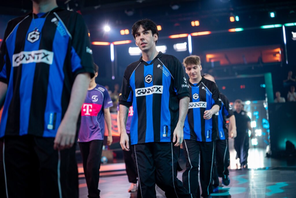 Isma et ses coéquipiers chez GIANTX entrent sur scène face à SK Gaming au LEC Summer Split.