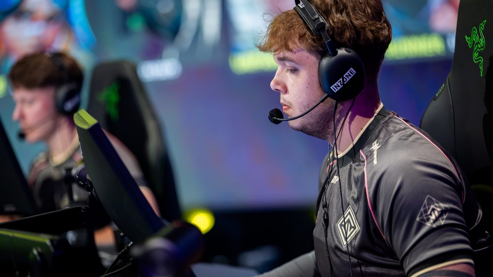 Kamyk, joueur chez Joblife, sur scène du VCT EMEA Stage 2 Play-ins face à NAVI