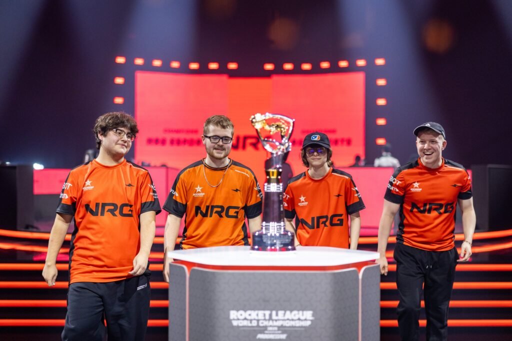 Atomic, BeastMode, Daniel et Satthew pour NRG lors des Worlds RLCS à Lyon. Crédits : Michal Konkol.