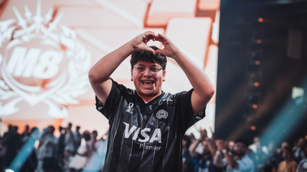 JoeDecieves, à l'EWC 26 Paris, fait un coeur devant ses fans