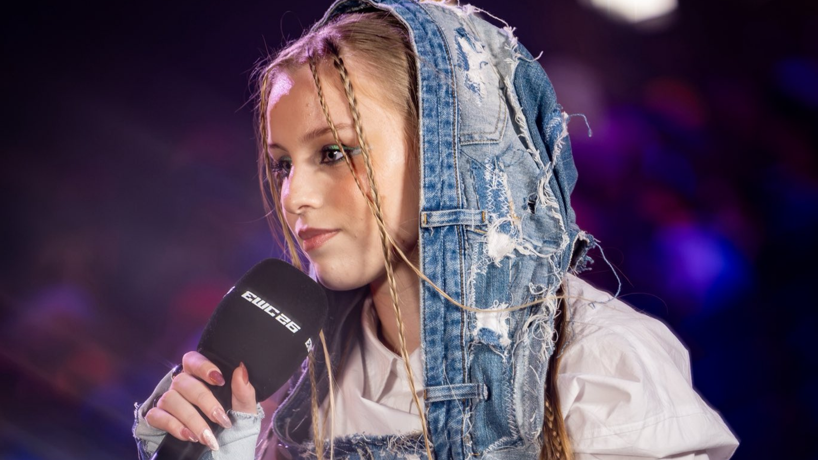 Célia "Sellycats" Catselides, host desk à l'Esports World Cup 2026.
