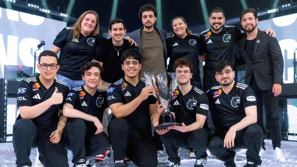 Les joueurs et le staff FURIA posent avec le trophée de l'America's Cup Crédits photo : Riot Games